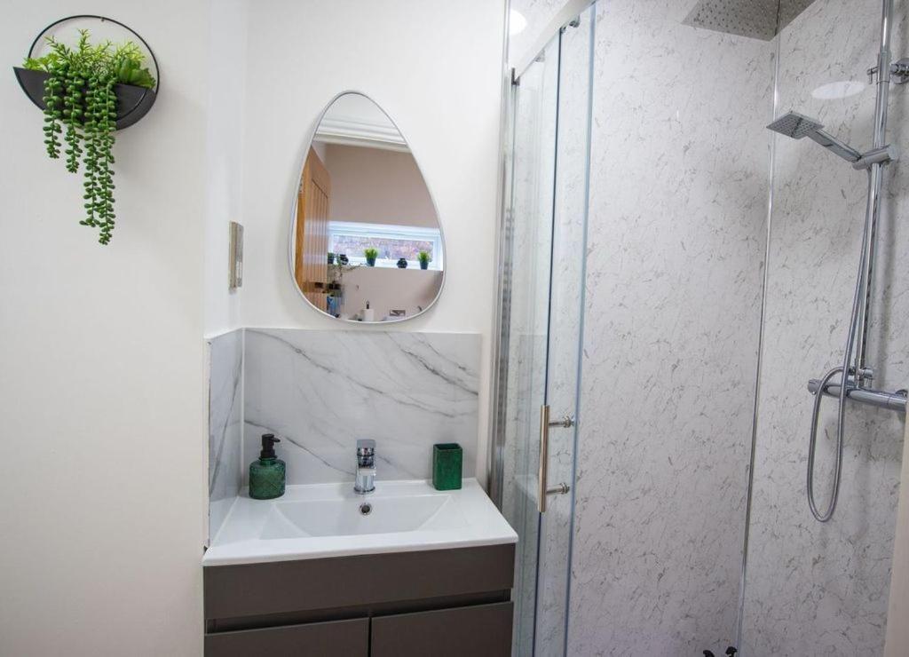 Treetop View Cosy Getaway In Eastbourne, Free Parking, Short And Long Stays, Chambre photo